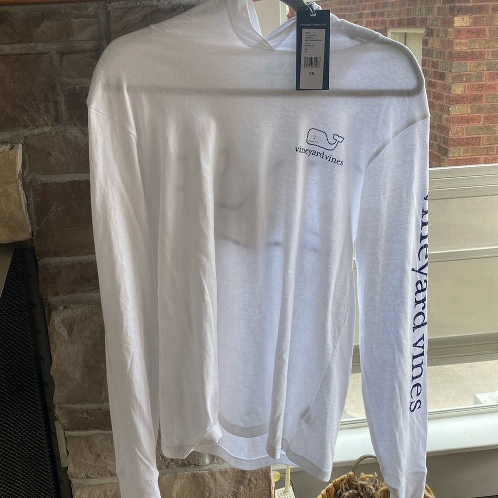 Vineyard Vines Men’s Long-sleeve White Hoodie. Logo on front and back. XS. NWT